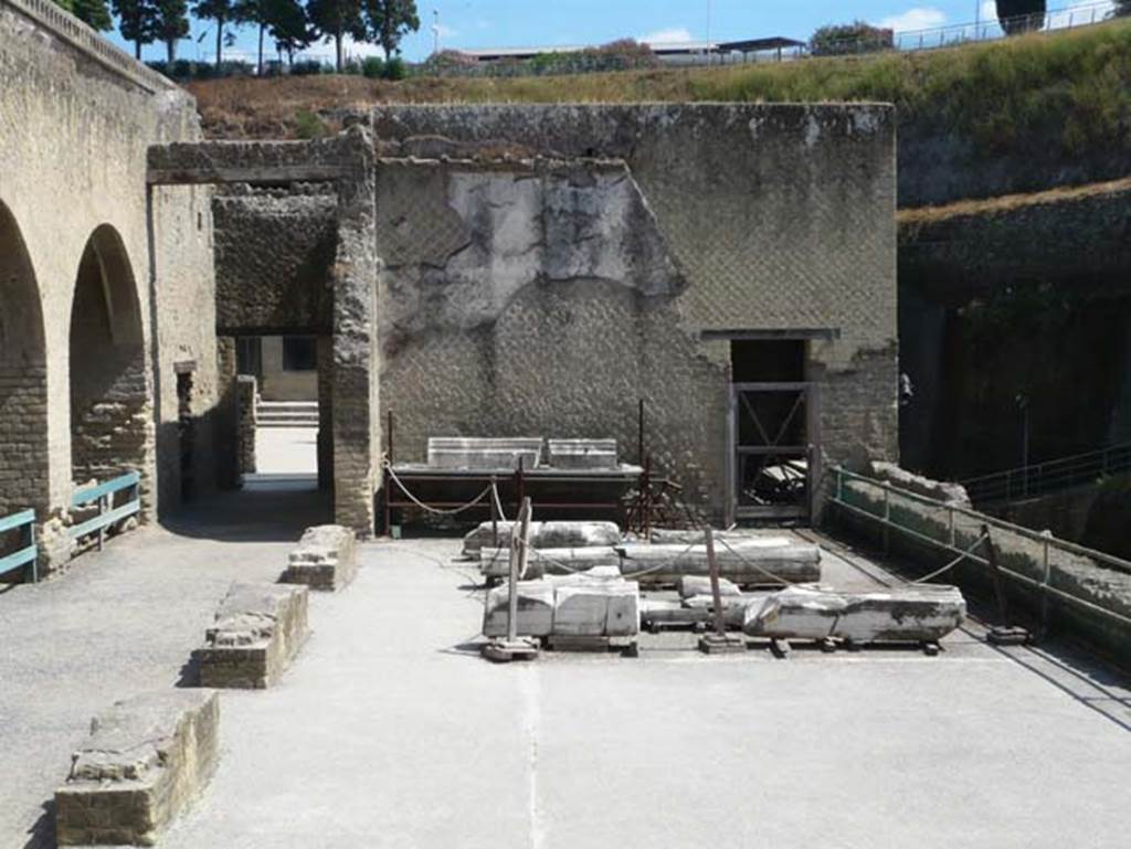 Herculaneum, August 2013. Sacred Area terrace, looking east across terrace.
The doorway, centre left, leading back to the Terrace of Nonius Balbus, and the one on the right into large room 7. Photo courtesy of Buzz Ferebee.